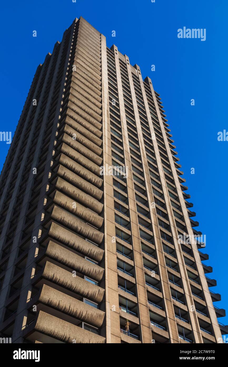 Inghilterra, Londra, Città di Londra, il Barbican, Shakespeare Tower, residenziale condominio Foto Stock