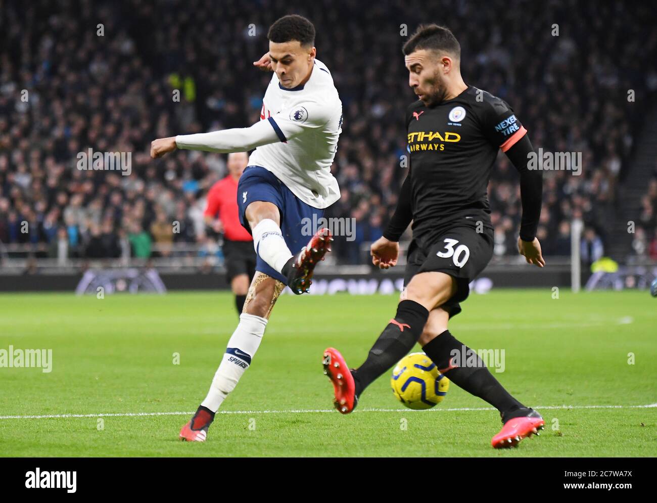 LONDRA, INGHILTERRA - 2 FEBBRAIO 2020: DELE Alli di Tottenham e Nicolas Otamendi della città, raffigurato durante il gioco della Premier League 2019/20 tra Tottenham Hotspur e Manchester City allo stadio Tottenham Hotspur. Foto Stock