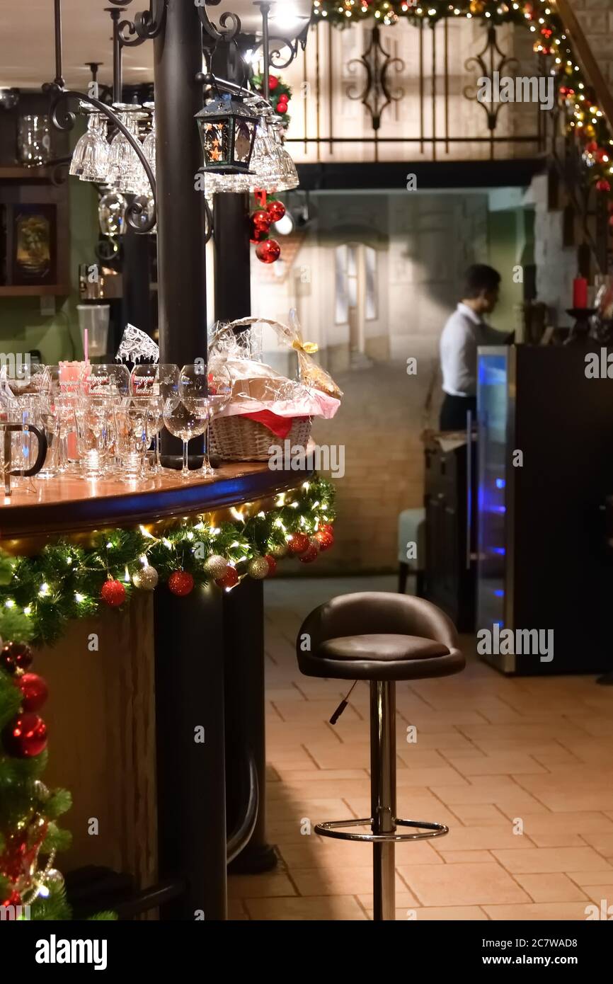 Voronezh, Russia - 06 gennaio 2019: Interno ristorante, bancone bar con  decorazioni natalizie. Notte di Natale Foto stock - Alamy