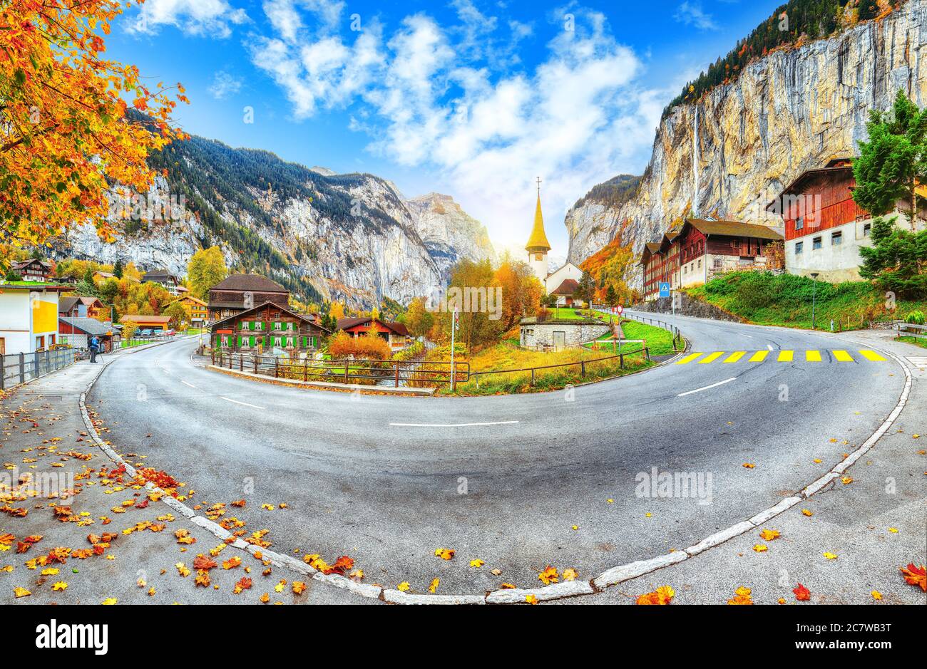Vista mozzafiato sulla valle di Lauterbrunnen con la splendida cascata di Staubbach e le Alpi svizzere sullo sfondo. Ubicazione: Lauterbrunnen villaggio, Foto Stock