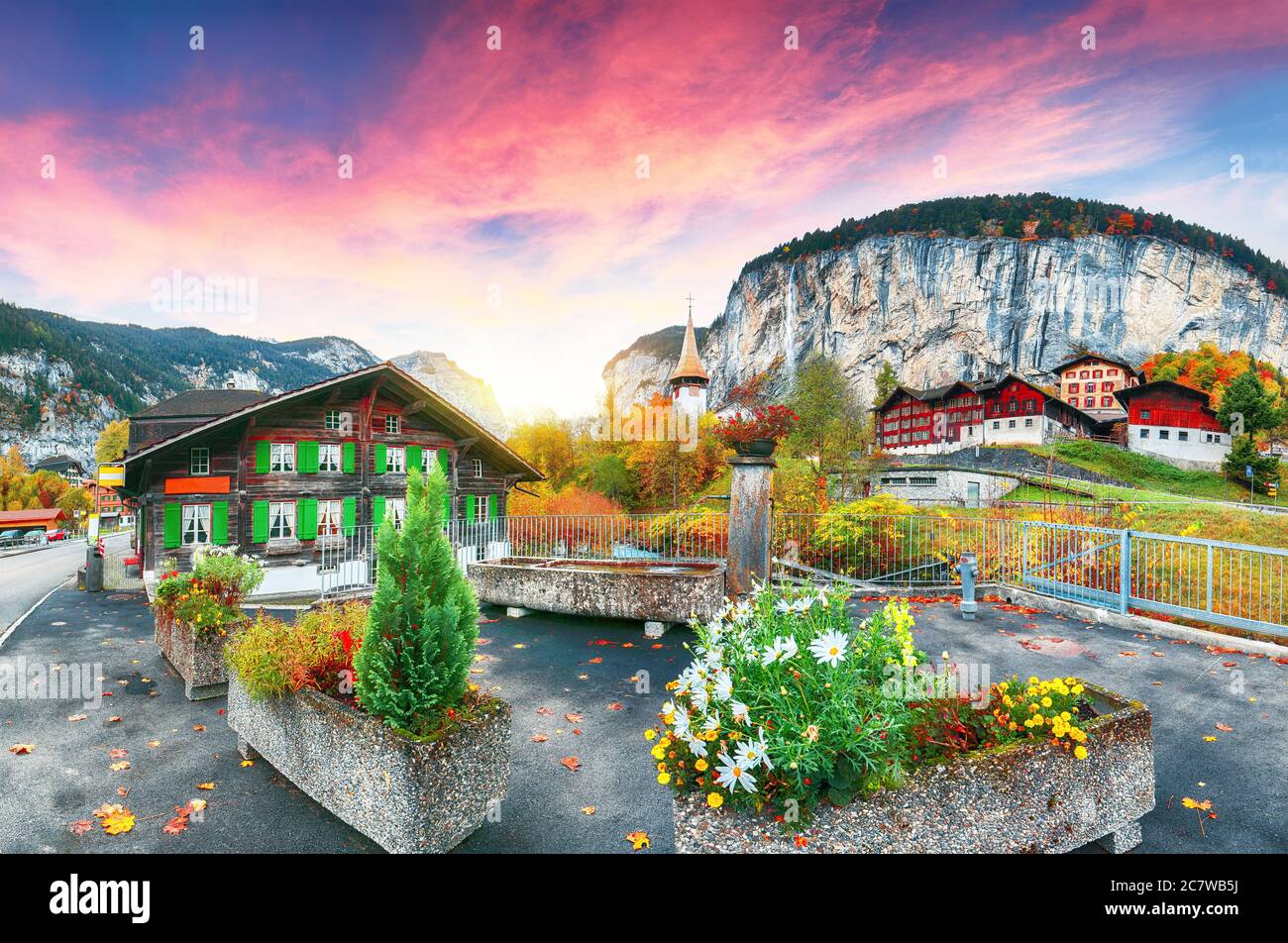 Spettacolare vista autunnale del villaggio di Lauterbrunnen e delle Alpi svizzere sullo sfondo. Ubicazione: Lauterbrunnen village, Berner Oberland, Svizzera, Europen Foto Stock