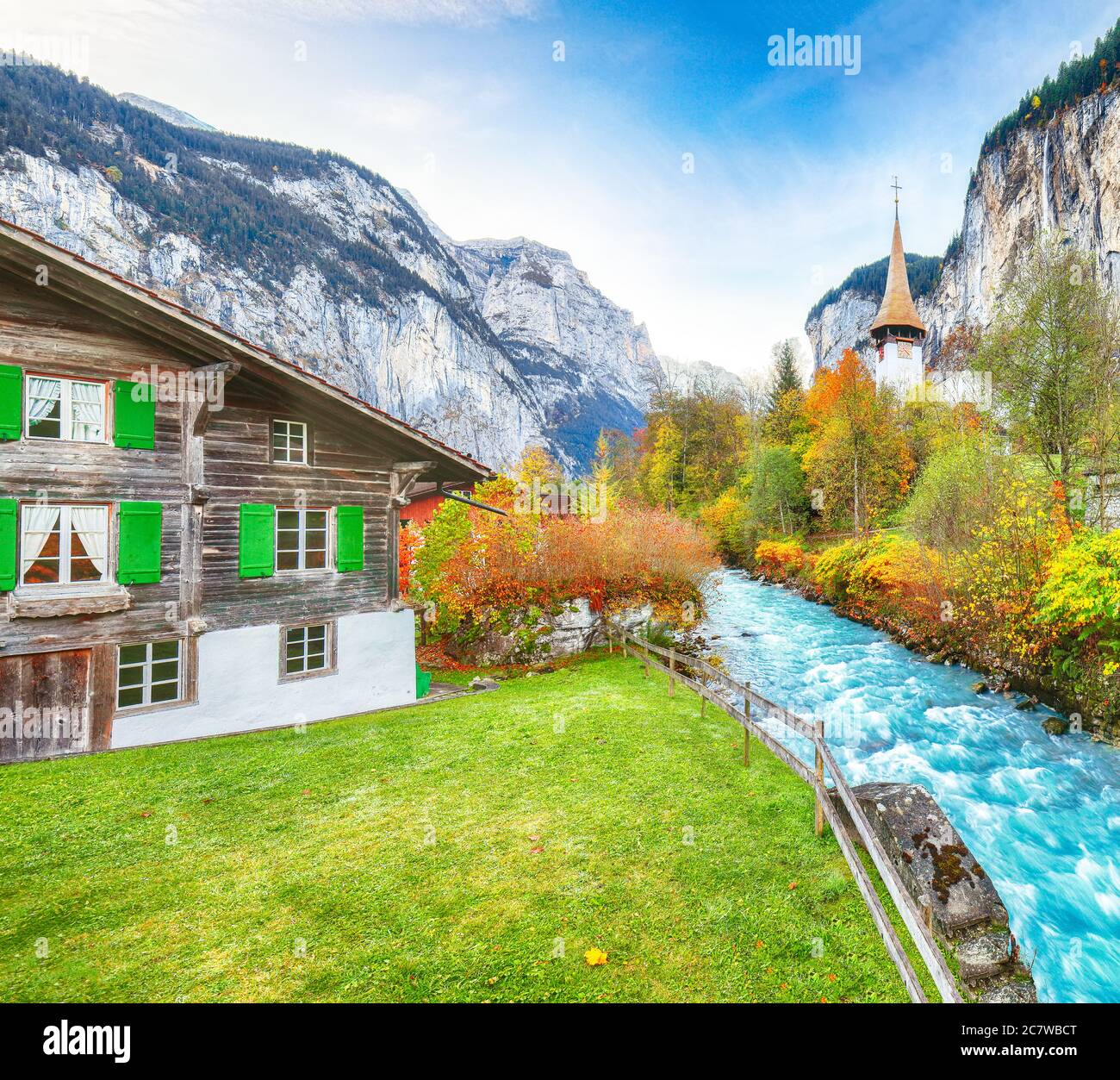 Fantastica vista autunnale del villaggio di Lauterbrunnen con la cascata Staubbach e le Alpi svizzere sullo sfondo. Ubicazione: Lauterbrunnen villaggio, Foto Stock