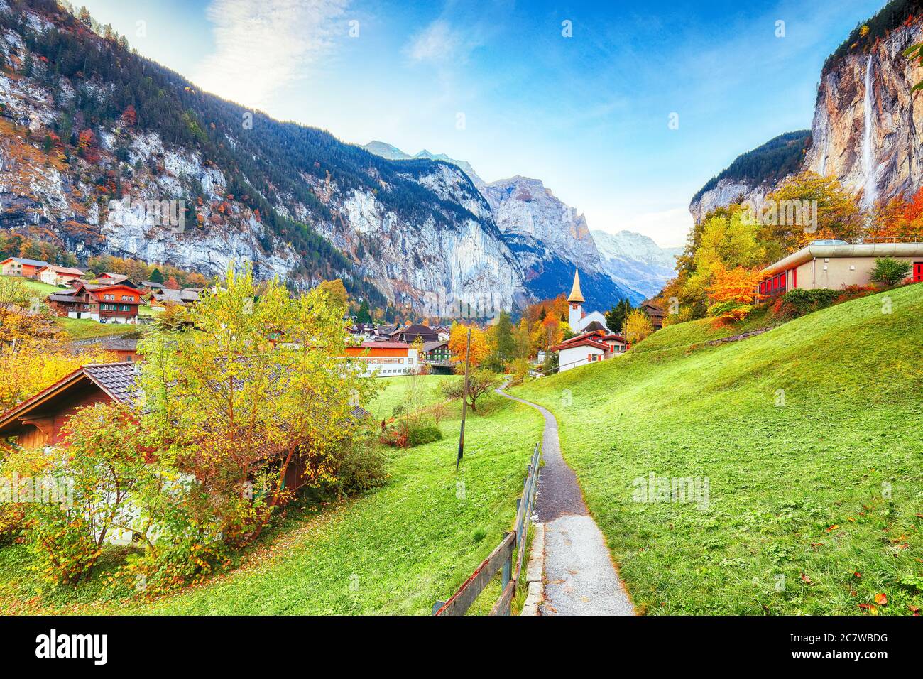 Affascinante vista autunnale della valle di Lauterbrunnen con la splendida cascata di Staubbach e le Alpi svizzere sullo sfondo. Ubicazione: Lauterbrunnen villaggio, Foto Stock