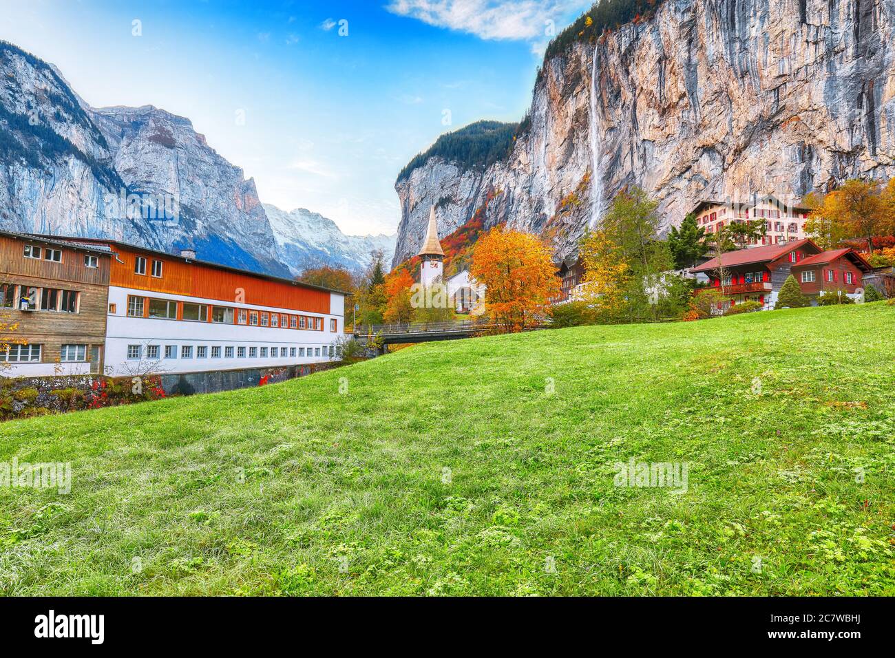 Fantastica vista autunnale del villaggio di Lauterbrunnen con la cascata Staubbach e le Alpi svizzere sullo sfondo. Ubicazione: Lauterbrunnen villaggio, Foto Stock