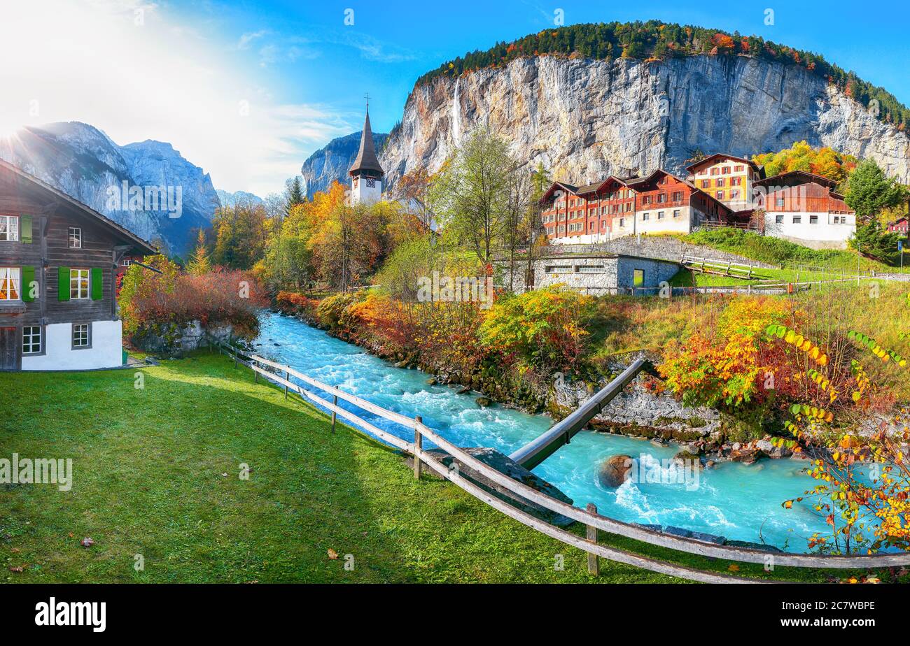 Splendida vista autunnale del villaggio di Lauterbrunnen con la cascata Staubbach e le Alpi svizzere sullo sfondo. Ubicazione: Lauterbrunnen villaggio, B Foto Stock