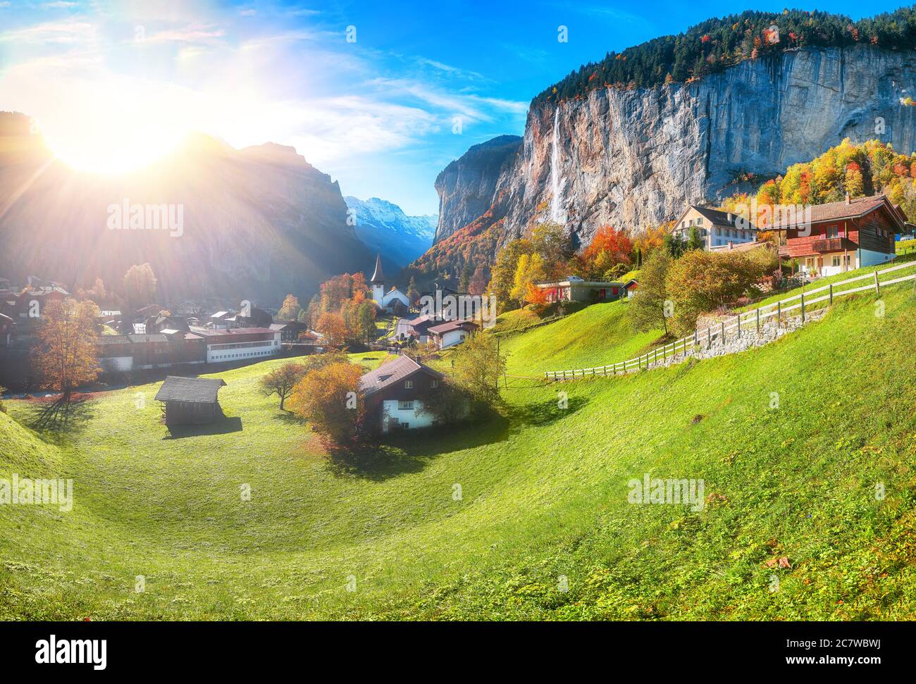 Vista mozzafiato sulla valle di Lauterbrunnen con la splendida cascata di Staubbach e le Alpi svizzere sullo sfondo. Ubicazione: Lauterbrunnen villaggio, Foto Stock