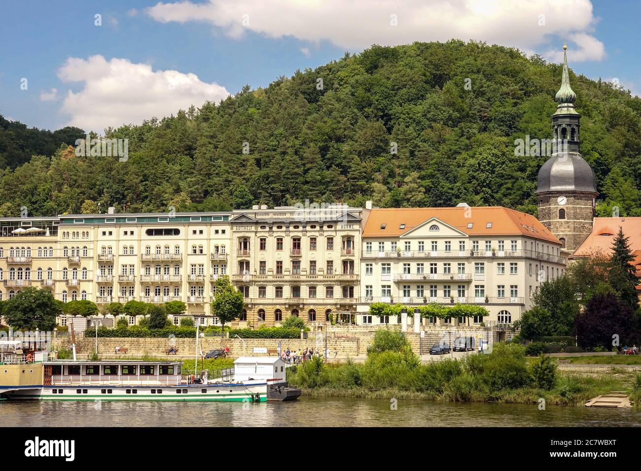 Saxon Svizzera Bad Schandau Sassonia Germania storiche case termali su Il lungomare del fiume Elba e la chiesa in il centro città Foto Stock