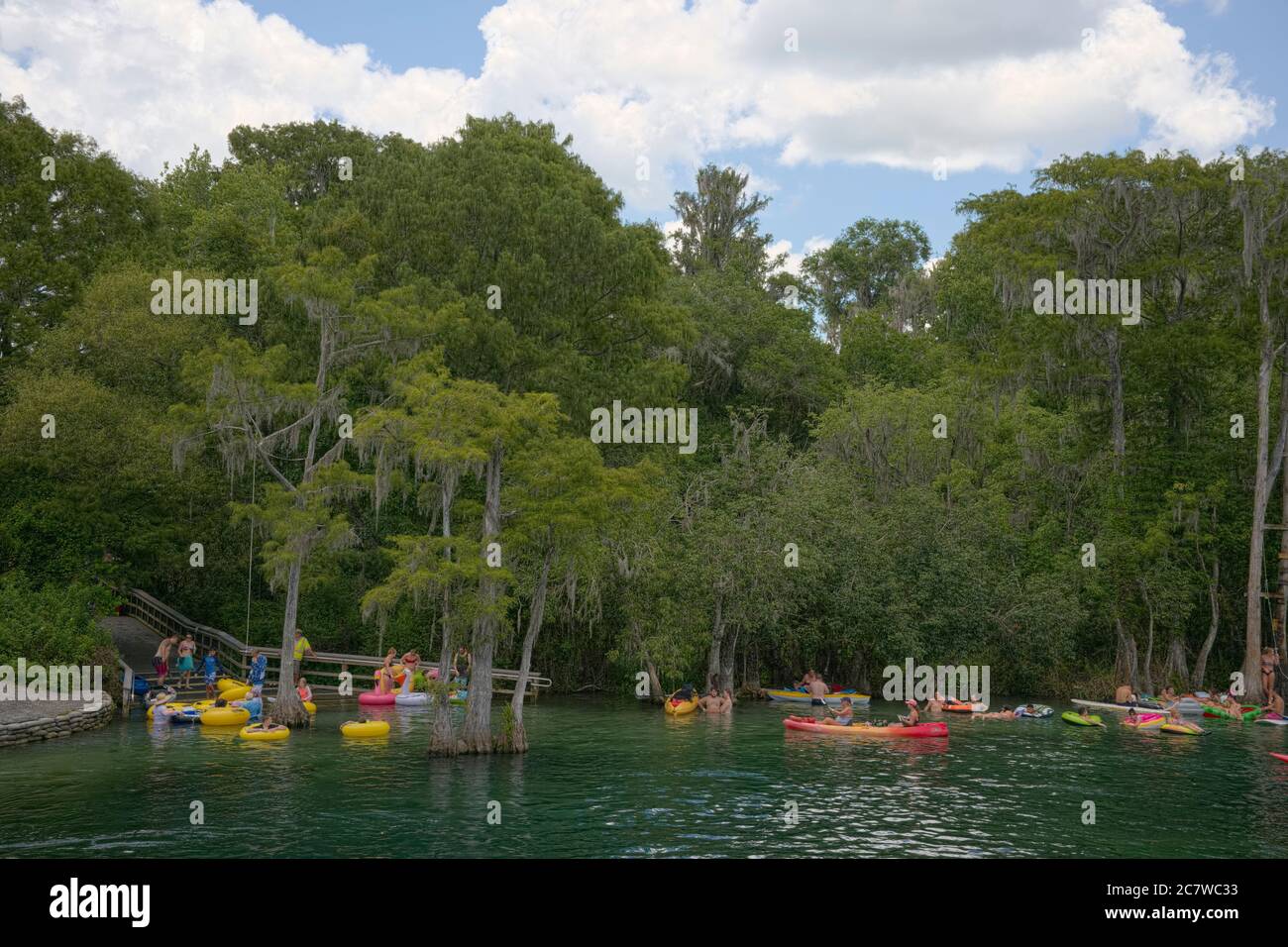 Le persone che si godono le acque cristalline del fiume Rainbow alimentato in primavera a Dunnellon, Florida. Un luogo di vacanza popolare per turisti e locali. Marion County Florida Foto Stock