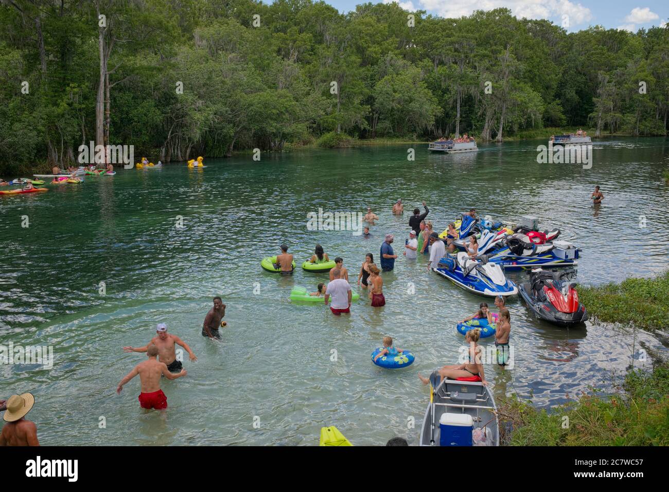 Le persone che si godono le acque cristalline del fiume Rainbow alimentato in primavera a Dunnellon, Florida. Un luogo di vacanza popolare per turisti e locali. Marion County Florida Foto Stock