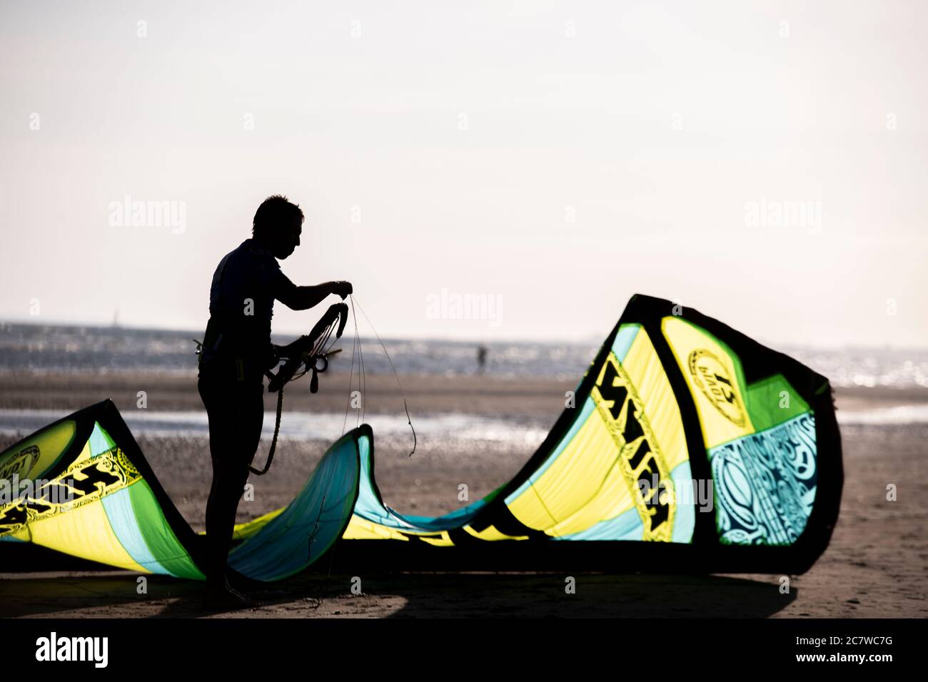 Fare il pacchetto alla fine di una giornata di kite surf Foto Stock