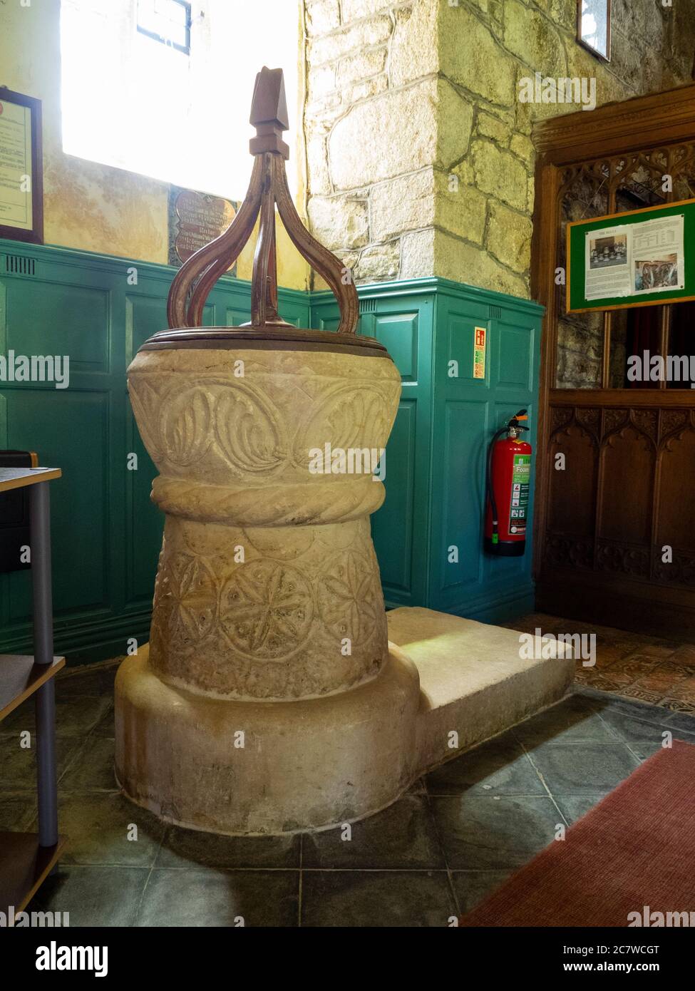 Norman Font, St Peter's Church, Buckland-in-the-Moor, Dartmoor, Devon, Regno Unito Foto Stock