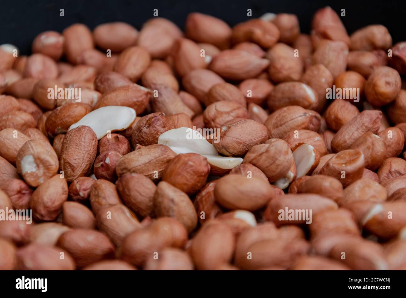 Primo piano di arachidi fritte. Cottura. Foto Stock