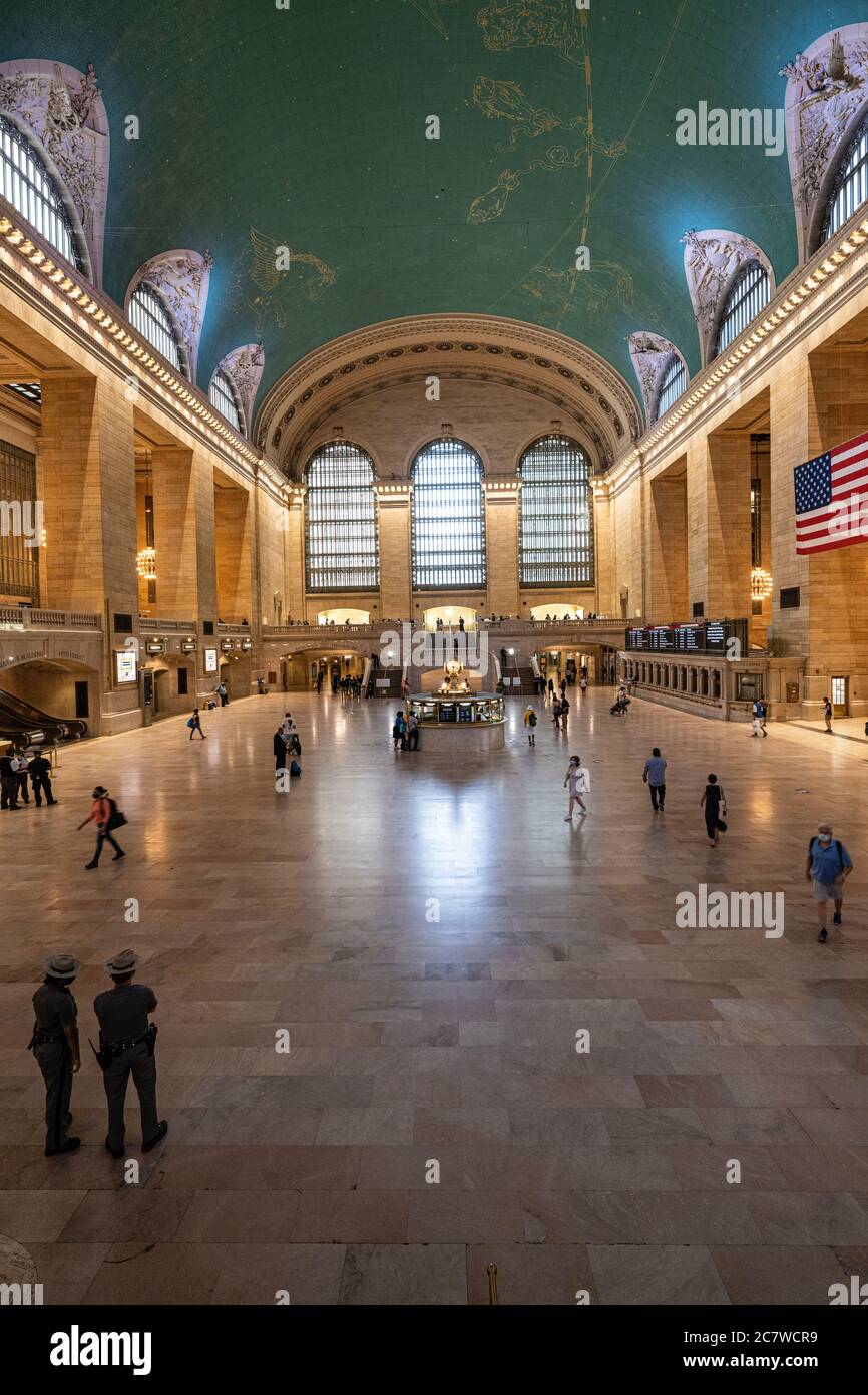 La Grand Central Station, il fulcro di transito più trafficato di New York City, è quasi deserta all'ora di Rush anche se la City è in fase 3 riapertura dal 6 luglio Foto Stock