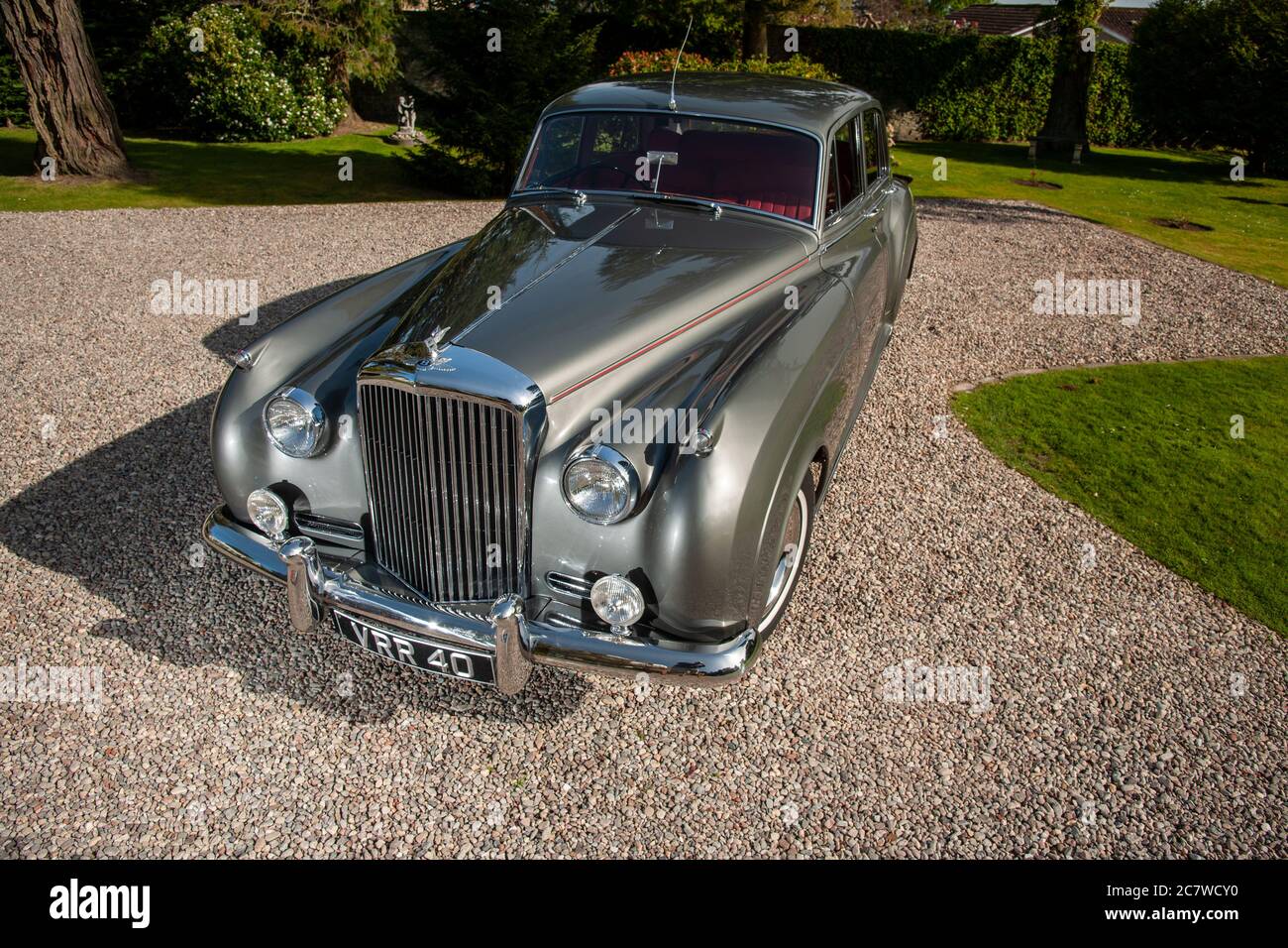 Bentley S1 berlina parcheggiata su una strada in ghiaia davanti di una casa di campagna in un pomeriggio estivo Foto Stock