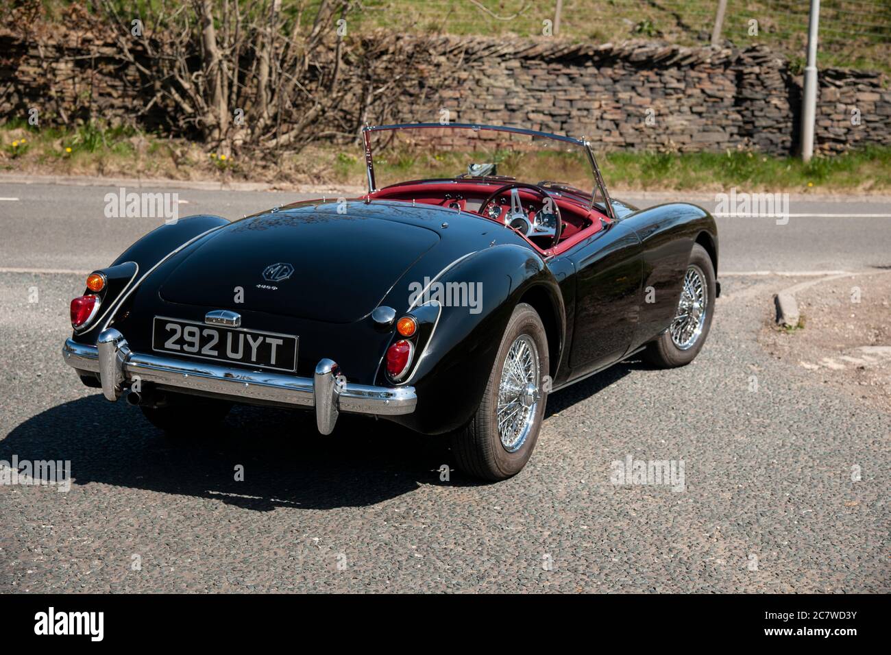 Un nero Nineteen Fifties MGA Road parcheggiato su una corsia di campagna vicino a Holmfirth, Yorkshire in una giornata estiva soleggiata Foto Stock