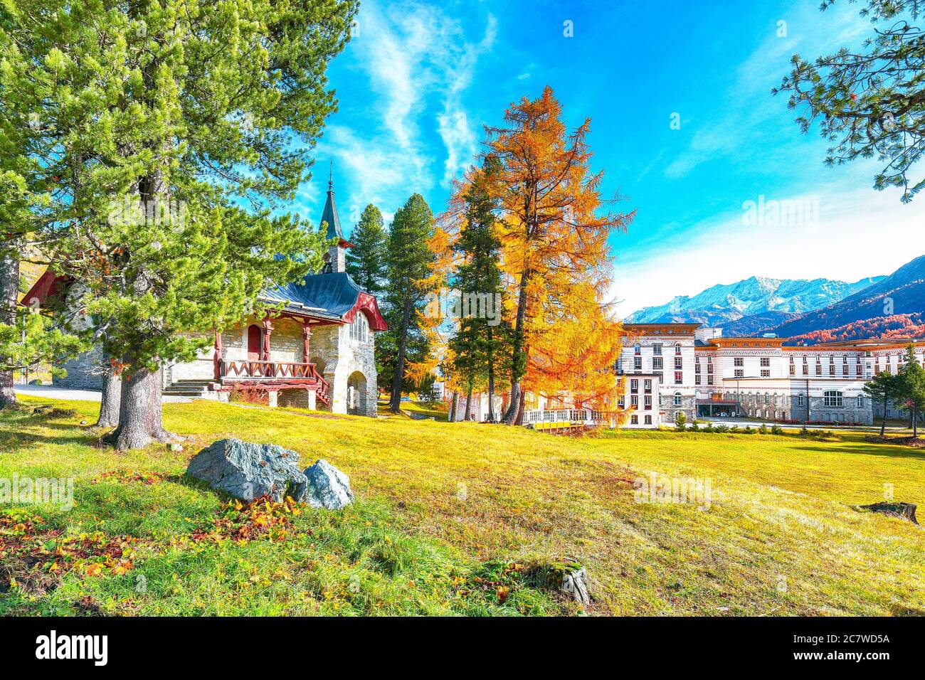 Impressionante scena autunnale nelle Alpi svizzere e Palazzo Maloja. Colorata scena autunnale delle Alpi svizzere. Ubicazione: Maloya, Engadina, Grigioni cantone, SvizzeraEng Foto Stock
