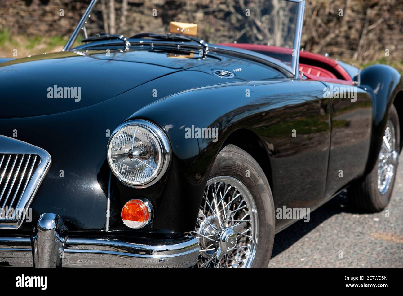 Un nero Nineteen Fifties MGA Road parcheggiato su una corsia di campagna vicino a Holmfirth, Yorkshire in una giornata estiva soleggiata Foto Stock