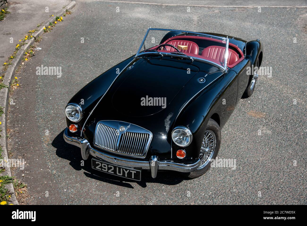 Un nero Nineteen Fifties MGA Road parcheggiato su una corsia di campagna vicino a Holmfirth, Yorkshire in una giornata estiva soleggiata Foto Stock