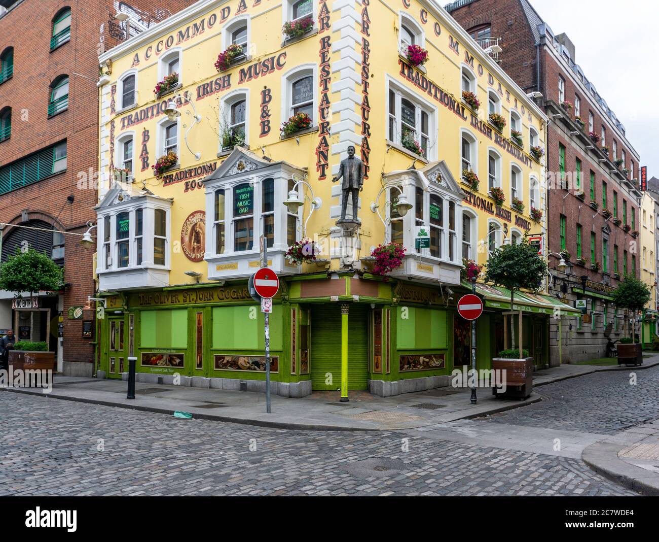 Il pub Oliver St John Gogarty a Temple Bar, di solito un alveare di attività il Venerdì pomeriggio, qui temporaneamente chiuso a causa del coronavirus. Foto Stock