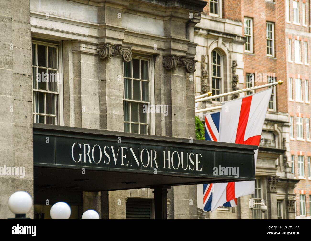 LONDRA, INGHILTERRA - GIUGNO 2018: Vista esterna dell'hotel Grosvenor House su Park Lane nel centro di Londra Foto Stock