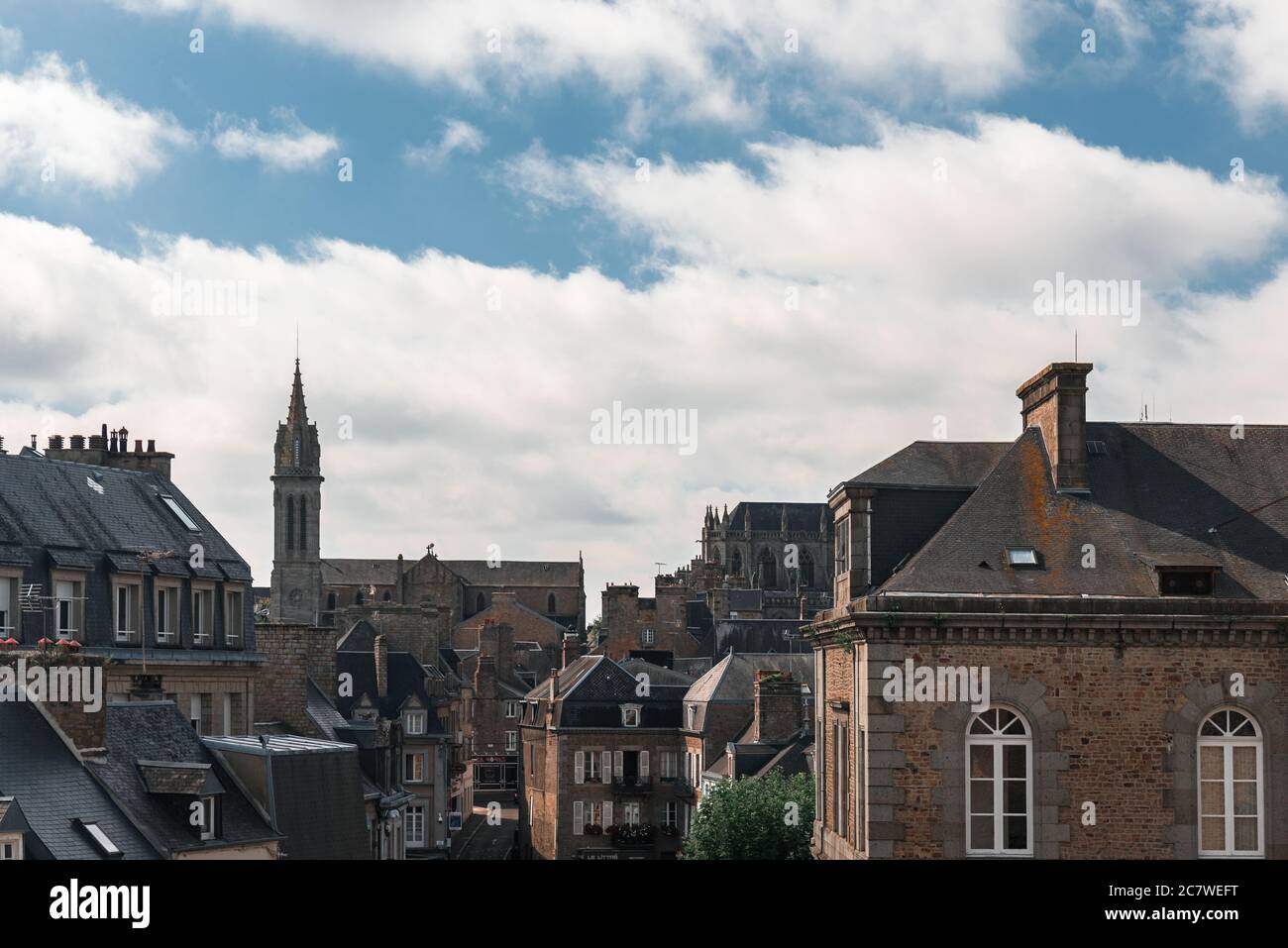 Normandia, Francia. Vista sulla città medievale di Avranches con una chiesa e tetti in giornata di sole Foto Stock