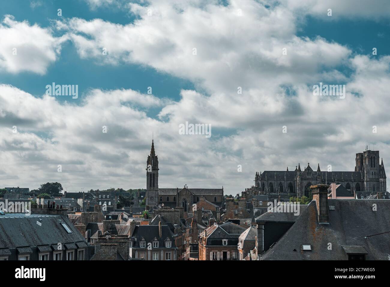 Vista aerea sulla città medievale di Avranches con una chiesa e tetti. Normandia, Francia, Europa Foto Stock