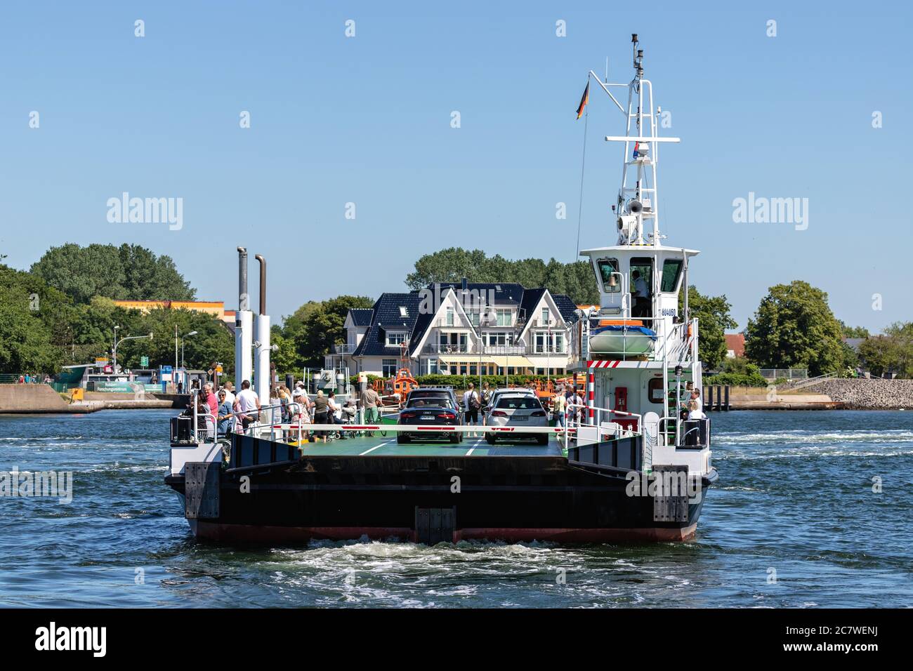 Warnow traghetto CHE BRILLA in servizio tra Warnemünde e Hohe Düne Foto Stock