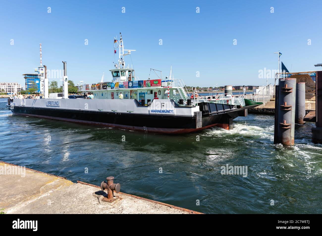 Warnow traghetto CHE BRILLA in servizio tra Warnemünde e Hohe Düne Foto Stock