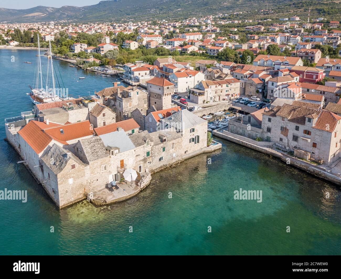 Spalato, Croazia - Agosto 19 2019: Vista aerea, vecchio castello Kaštel Gomilica vicino Spalato, Croazia sulla costa dalmata. Luogo per le riprese del Trono di Spade. Foto Stock