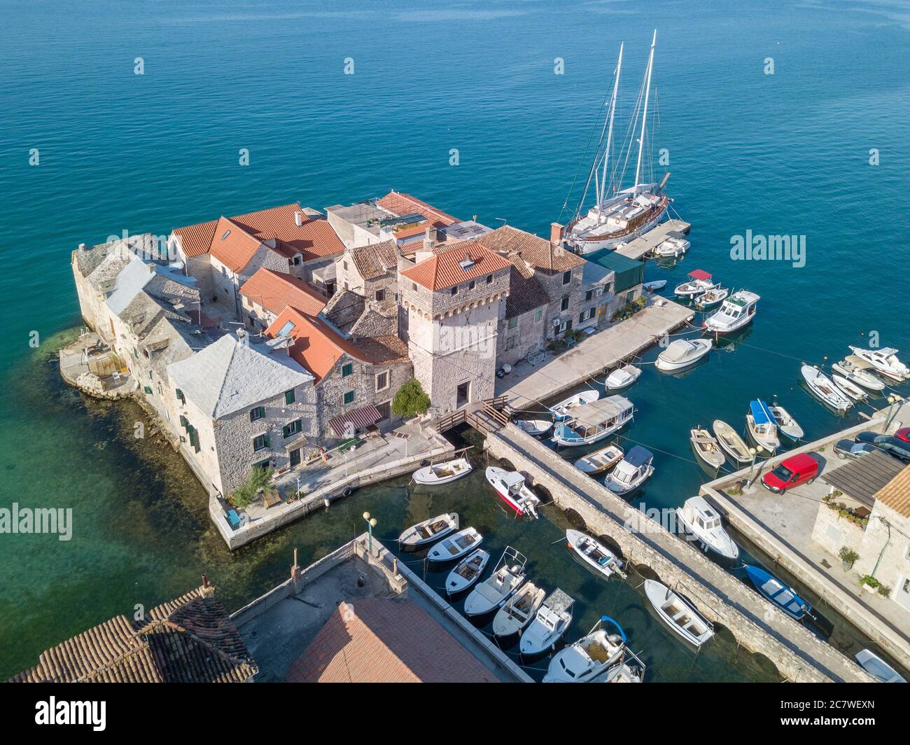 Spalato, Croazia - Agosto 19 2019: Vista aerea, vecchio castello Kaštel Gomilica vicino Spalato, Croazia sulla costa dalmata. Luogo per le riprese del Trono di Spade. Foto Stock