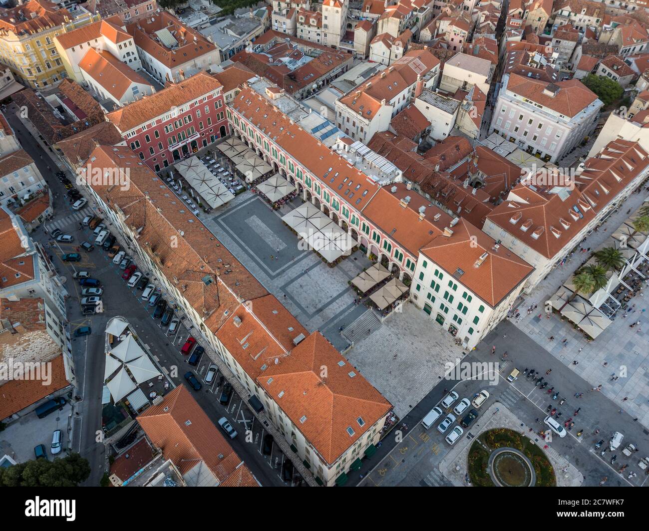 Spalato, Croazia - Agosto 15 2019: Una foto aerea di Piazza della Repubblica nel centro della città di Spalato, scattata in prima serata durante l'estate. Foto Stock