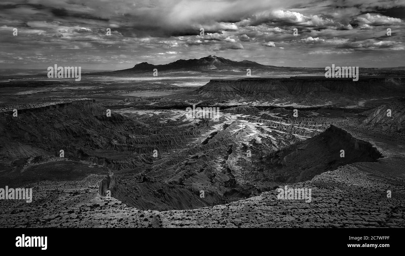 Scatto in scala di grigi delle Henry Mountains nello Utah - perfetto per sfondo Foto Stock