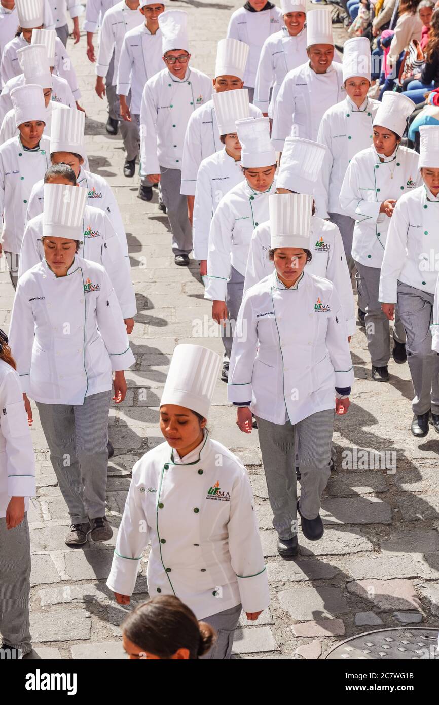 Gli chef del ristorante marciano in una sfilata per celebrare il 251° compleanno dell'eroe messicano dell'indipendenza Ignacio Allende 21 gennaio 2020 a San Miguel de Allende, Guanajuato, Messico. Allende, di una ricca famiglia di San Miguel, ha giocato un ruolo importante nella guerra di indipendenza contro la Spagna nel 1810 e successivamente onorato dalla sua città natale aggiungendo il suo nome. Foto Stock