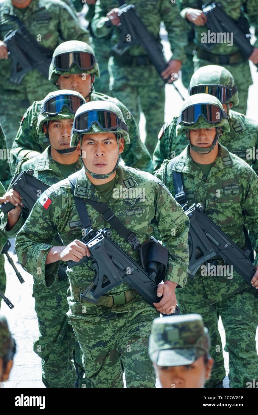 I membri dell'esercito messicano marciano in una sfilata per celebrare il 251° compleanno dell'eroe messicano dell'indipendenza Ignacio Allende 21 gennaio 2020 a San Miguel de Allende, Guanajuato, Messico. Allende, di una ricca famiglia di San Miguel, ha giocato un ruolo importante nella guerra di indipendenza contro la Spagna nel 1810 e successivamente onorato dalla sua città natale aggiungendo il suo nome. Foto Stock