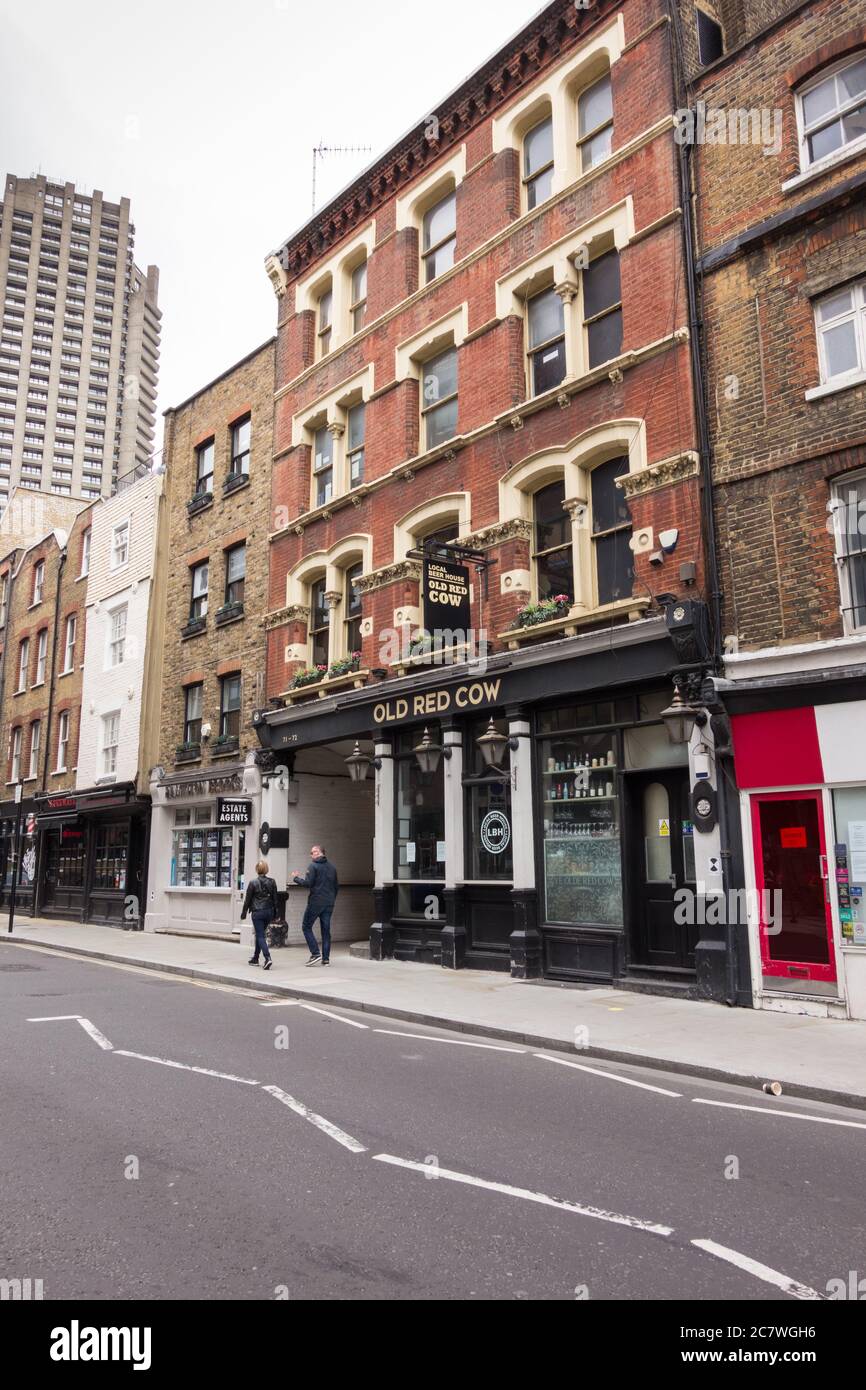 L'esterno della vecchia casa pubblica Red Cow su Long Lane, Smithfield, Londra, EC1, Foto Stock