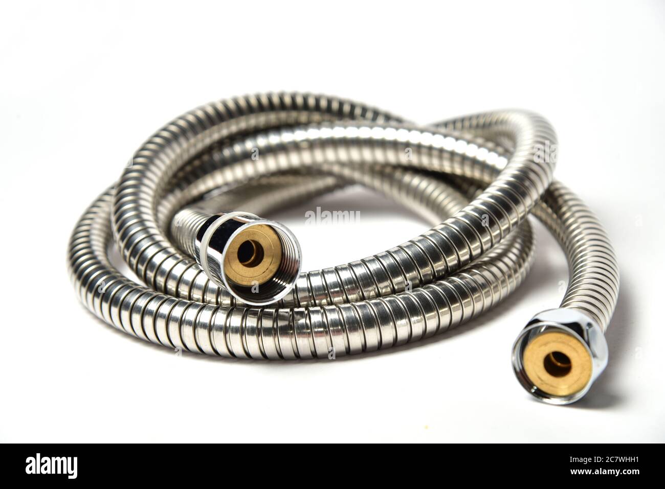 Flessibile tubo in acciaio inox per doccia su fondo bianco Foto Stock