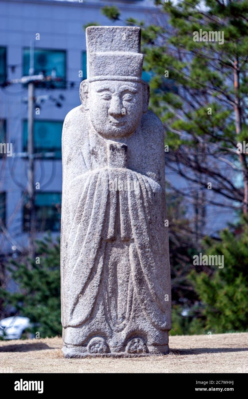 Statue di pietra di studiosi, soldati, cavalli e altri animali. La tomba di re Seongjong, Seolleung e Jeongneung sepoltura terreni, Seoul, Corea del Sud Foto Stock