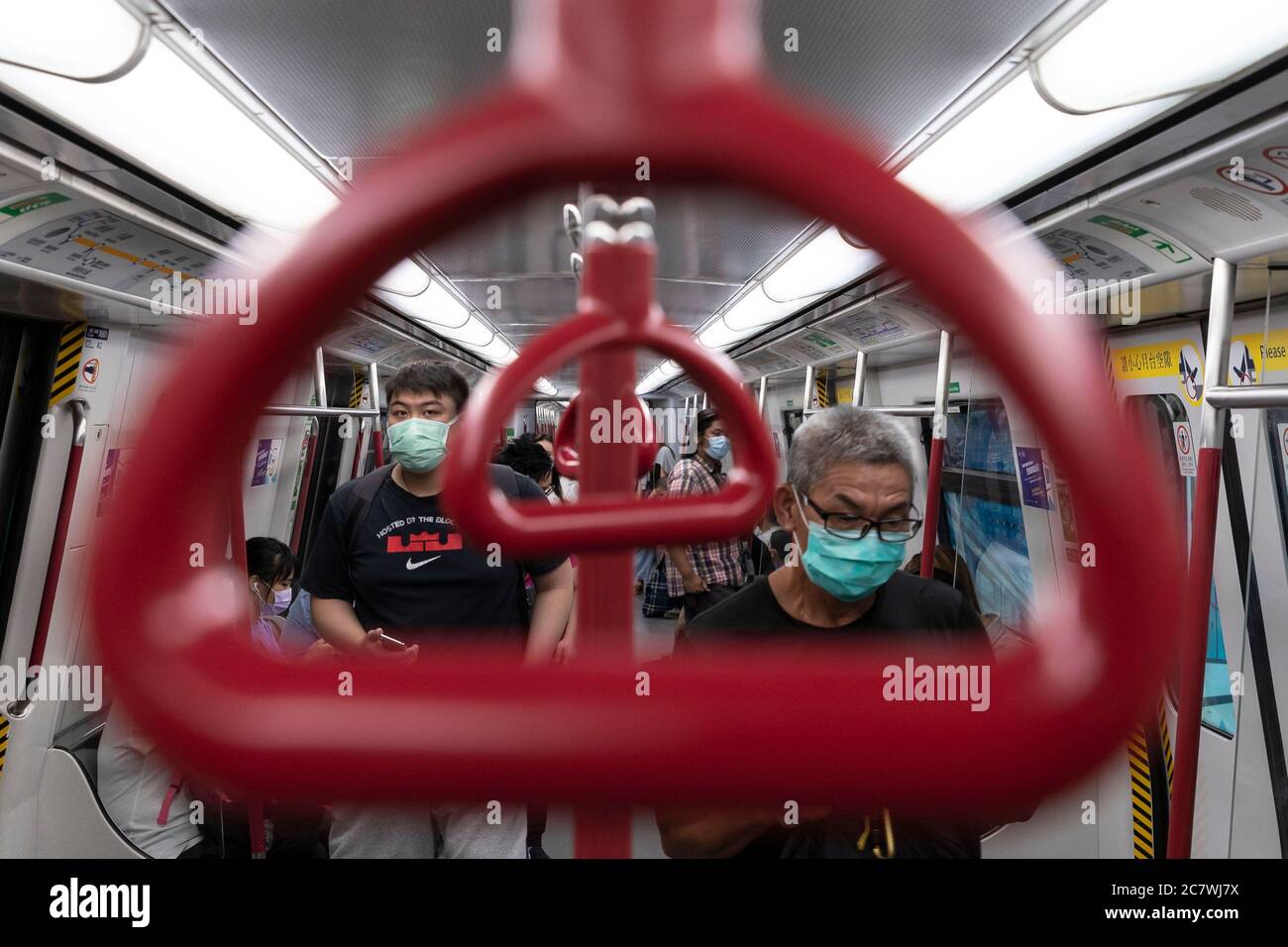 Hong Kong, Cina. 18 luglio 2020. Persone che indossano la maschera facciale come misura precauzionale contro il coronavirus COVID-19 sui trasporti pubblici a Hong Kong, Cina, 18 luglio 2020. Credit: May James/ZUMA Wire/Alamy Live News Foto Stock