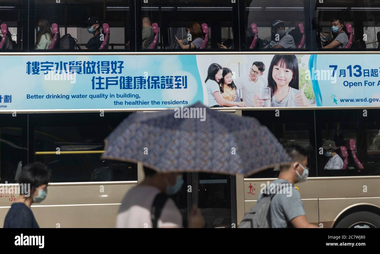 Hong Kong, Cina. 18 luglio 2020. Persone che indossano la maschera facciale come misura precauzionale contro il coronavirus COVID-19 sui trasporti pubblici a Hong Kong, Cina, 18 luglio 2020. Credit: May James/ZUMA Wire/Alamy Live News Foto Stock