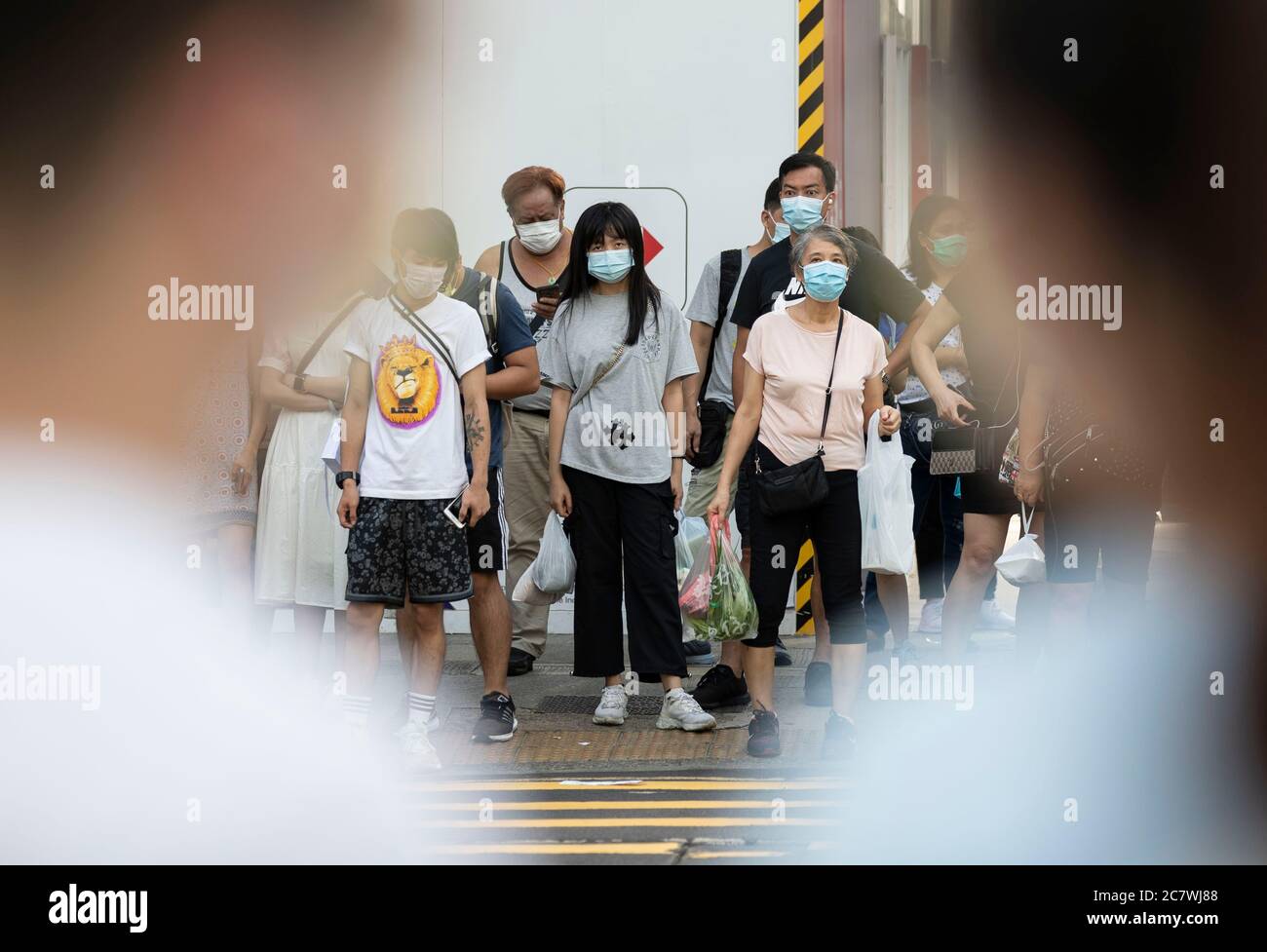 Hong Kong, Cina. 18 luglio 2020. Persone che indossano la maschera facciale come misura precauzionale contro il coronavirus COVID-19 a Hong Kong, Cina, 18 luglio 2020. Credit: May James/ZUMA Wire/Alamy Live News Foto Stock
