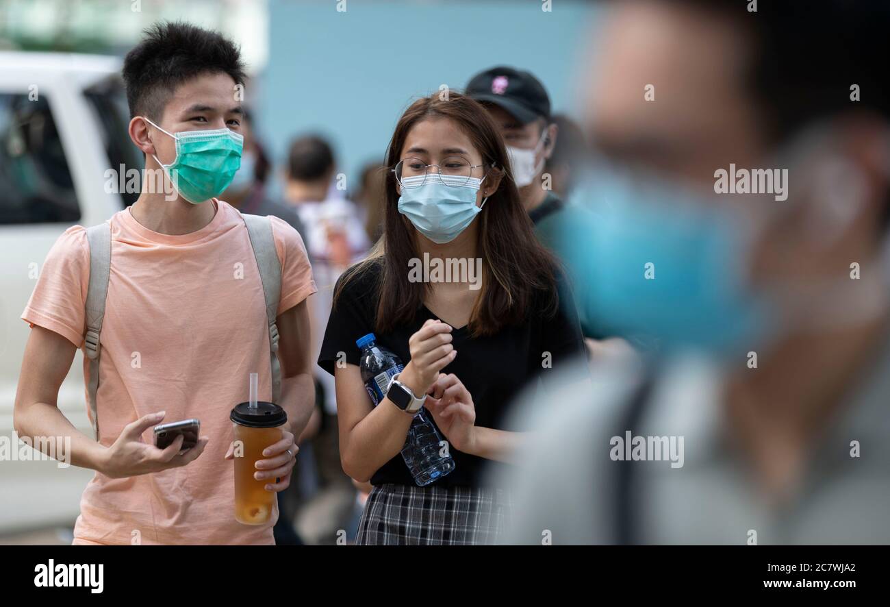 Hong Kong, Cina. 18 luglio 2020. Persone che indossano la maschera facciale come misura precauzionale contro il coronavirus COVID-19 a Hong Kong, Cina, 18 luglio 2020. Credit: May James/ZUMA Wire/Alamy Live News Foto Stock