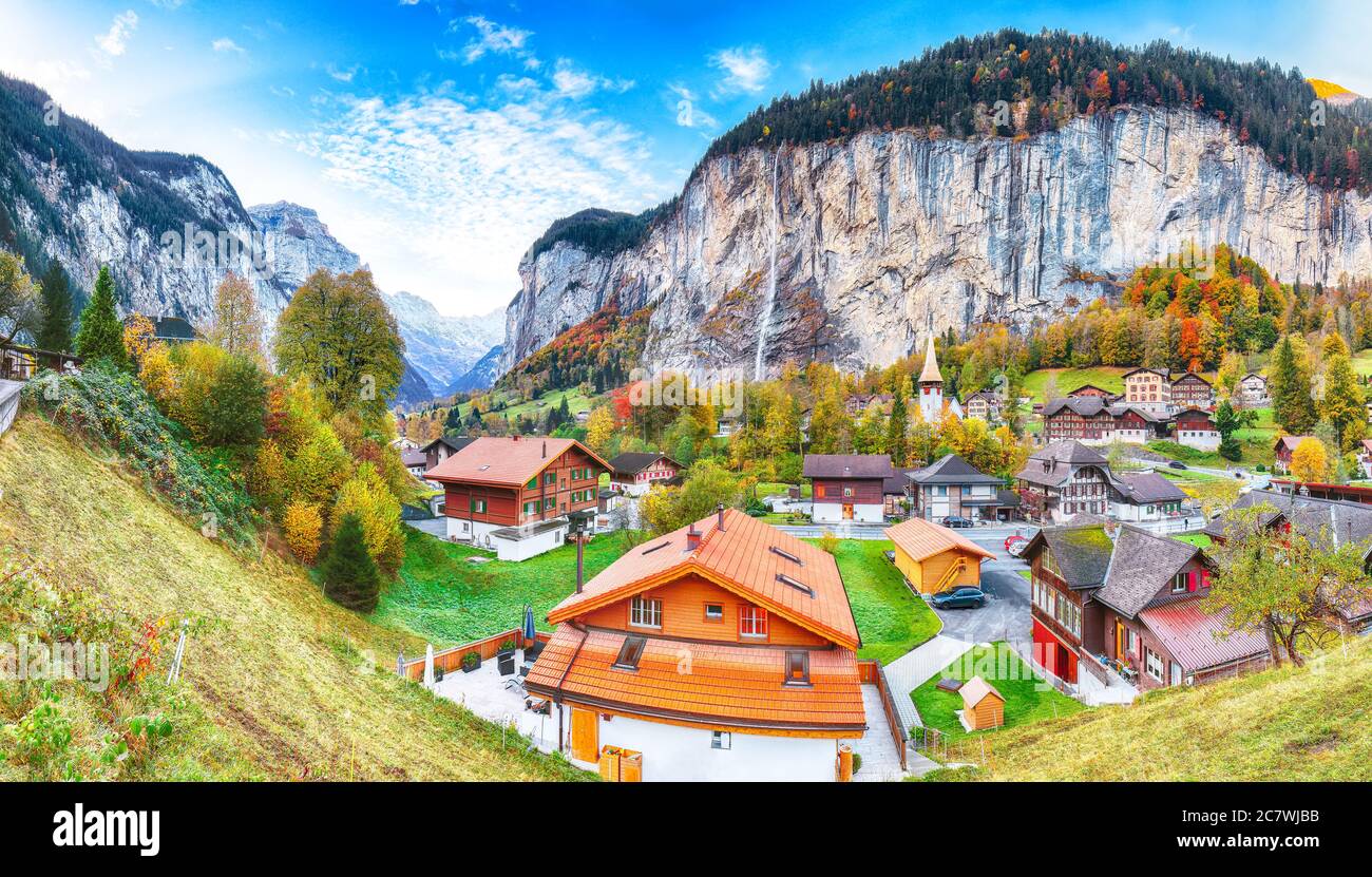Vista mozzafiato sulla valle di Lauterbrunnen con la splendida cascata di Staubbach e le Alpi svizzere sullo sfondo. Ubicazione: Lauterbrunnen villaggio, Foto Stock