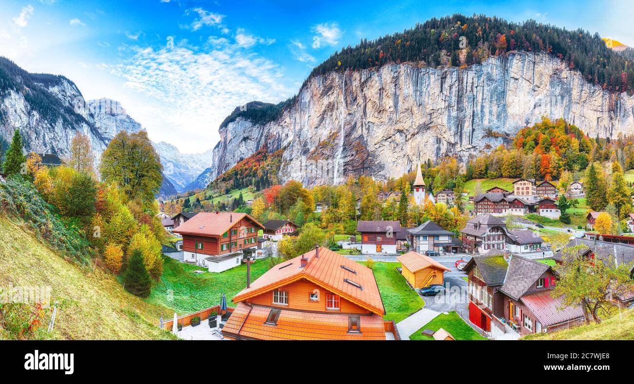 Vista mozzafiato sulla valle di Lauterbrunnen con la splendida cascata di Staubbach e le Alpi svizzere sullo sfondo. Ubicazione: Lauterbrunnen villaggio, Foto Stock