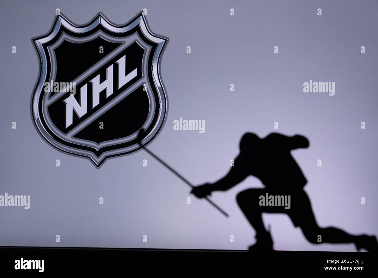 TORONTO, CANADA, 17. LUGLIO: Logo della National Hockey League. Giocatore professionista di hockey NHL festeggia il gol. Foto silhouette, Modifica spazio Foto Stock