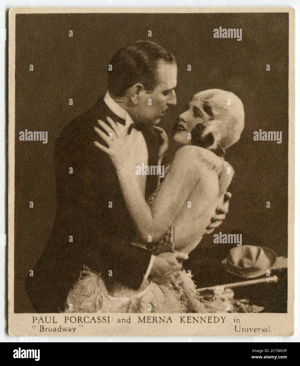 'Love Scenes from Famous Films' scheda di sigaretta di Kensitas - Paul PORCASSI e Merna Kennedy a 'Broadway'. Seconda serie pubblicata nel 1932 da J. WiX & Sons Ltd Foto Stock