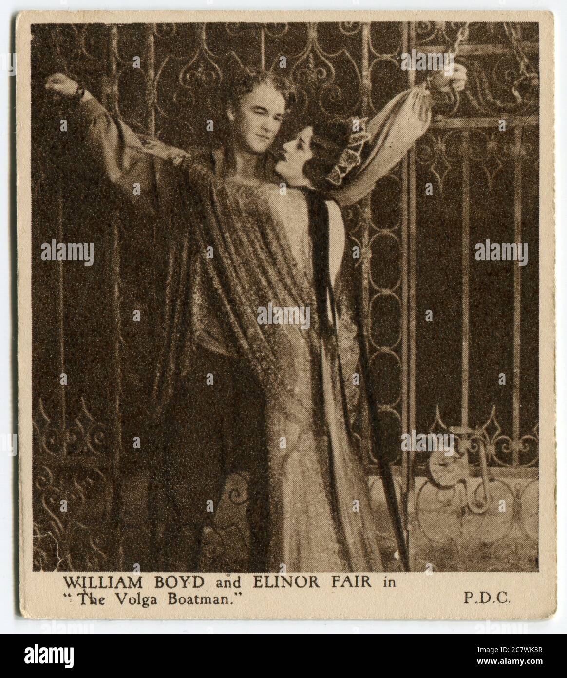 "Love Scenes from Famous Films" scheda di sigaretta di Kensitas - William Boyd e Elinor Fair nel "The Volga Boatman". Seconda serie pubblicata nel 1932 da J. WiX & Sons Ltd Foto Stock