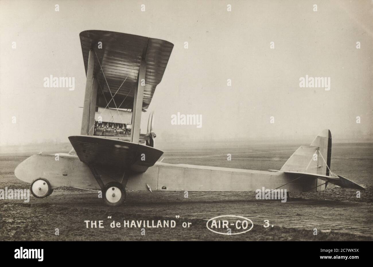 Il biplano di spinta a motore doppio a tre posti de Havilland / AIRCO DH.3 progettato e costruito dalla Aircraft Manufacturing Co. Ltd., Hendon, Londra, N.W.9. – motori, 2 x 120 h.p. Beardmores. Velocità a livelli bassi, 95 miglia all'ora. Salita a 47.5 metri in 30 minuti. Portata effettiva, 700 miglia. Questa macchina è stata prodotta nel marzo 1916 per bombardamenti quotidiani a lunga distanza, ma non è stata messa in produzione. Alla fine del 1917 questo tipo è stato riacceso e dotato di motori da 350 a 400 h p. ; poi noto come Airco 10 e 10A. Le prestazioni di Airco 3 come sopra riportate sono state considerate notevoli a quell'inizio. Foto Stock