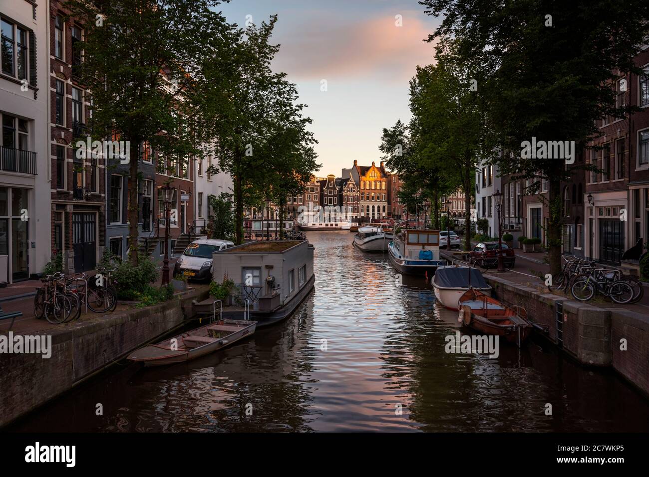 Canali di Amsterdam con tipiche case olandesi al tramonto, Paesi Bassi Foto Stock