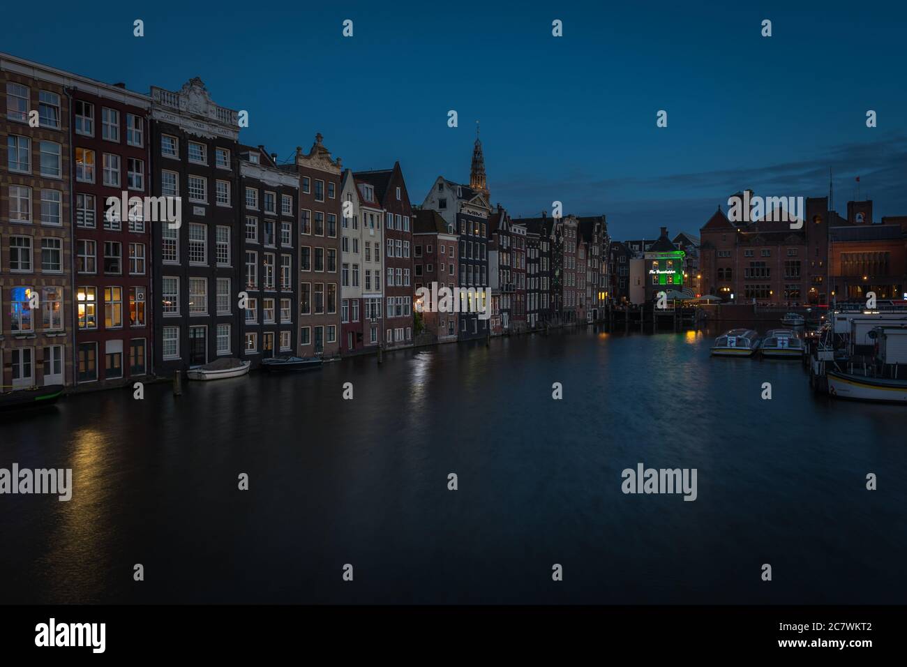 La notte comincia a cadere nei canali di Amsterdam, nei Paesi Bassi, nei Paesi Bassi Foto Stock