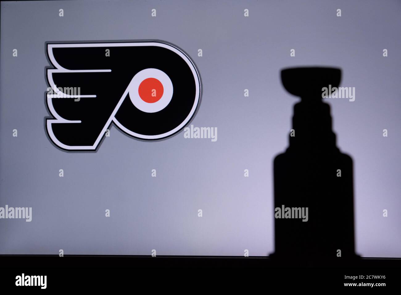 TORONTO, CANADA, 17. LUGLIO: Philadelphia FlyersLogo del club NHL sullo schermo. Silhouette Trofeo Stenley Cup. Foto Stock